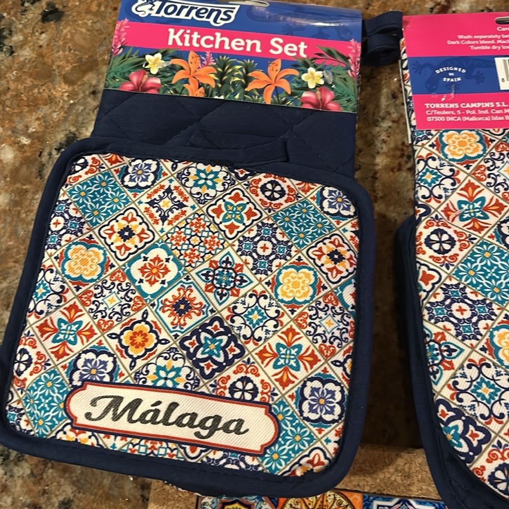 NEW Kitchen set - Picture 2 of 3
